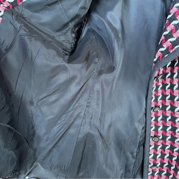 Black, white and red patterned blazer. Quality piece. Size 12 - Picture 12 of 12